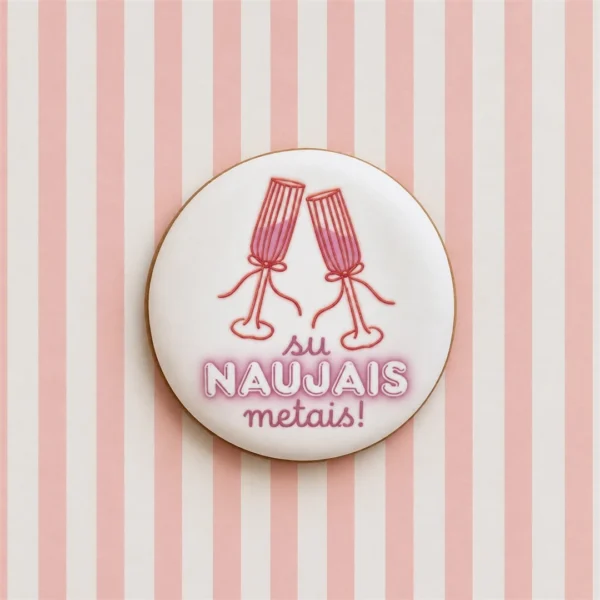 Supakuotas apvalus meduolis su šampano taurėmis ir užrašu „Su Naujais metais“